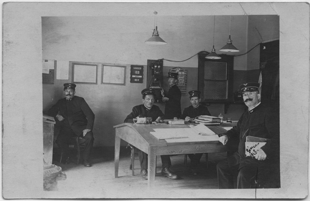 Interno di ufficio postale con postini