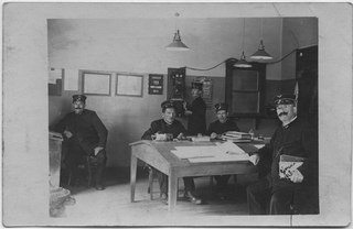 Interno di ufficio postale con postini