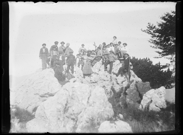 Gruppo in posa sopra ad una roccia