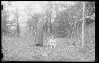 Donna con bambine durante la raccolta delle pere