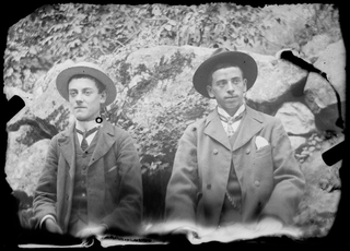 Due ragazzi in posa con cappello