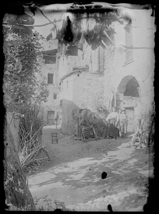 Donna con bambino nel nucleo di Davesco