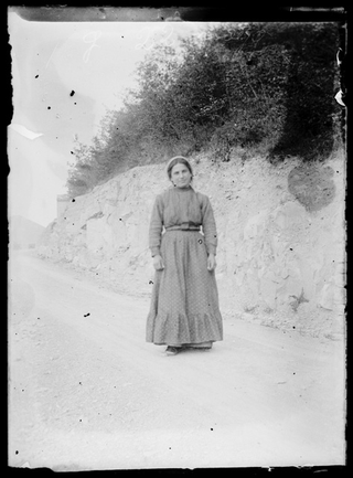 Donna in posa sulla strada