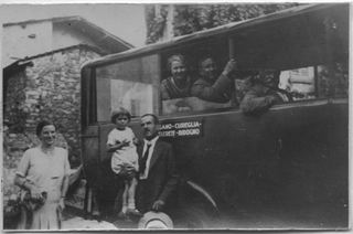 Gruppo in posa davanti alla corriera