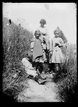 Donna con bambine su di un sentiero