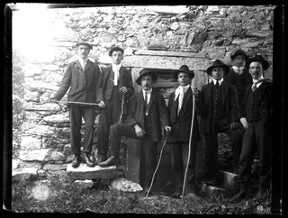 Uomini con cappello e bastone in posa