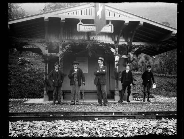 Uomini alla fermata del tram della ferrovia Lugano-Cadro-Dino a Davesco