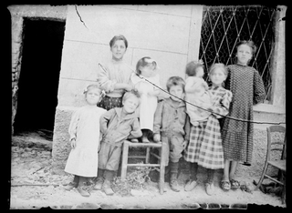 Donna con bambini in posa