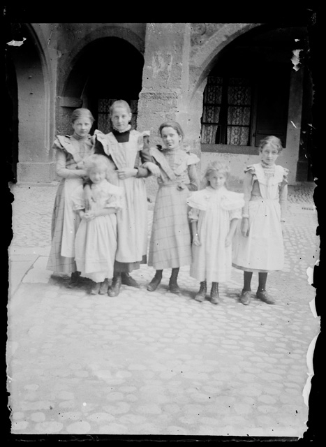 Bambine in posa in un cortile