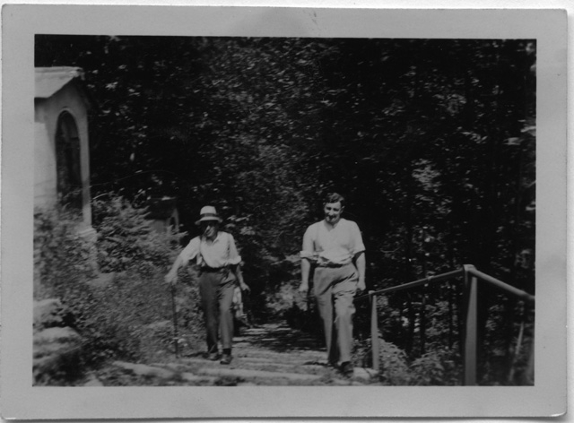 Werner Matter con un amico sulla Via Crucis del convento di Bigorio