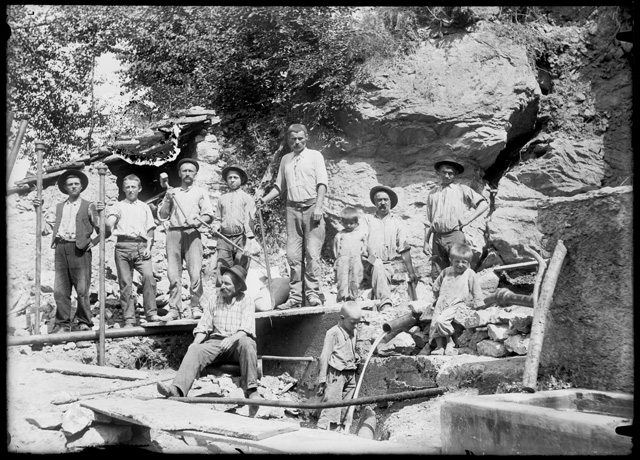 Operai in posa sul cantiere per la costruzione della ferrovia Cadro-Dino