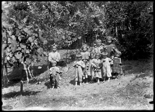 Bambini in posa durante la raccolta delle pere