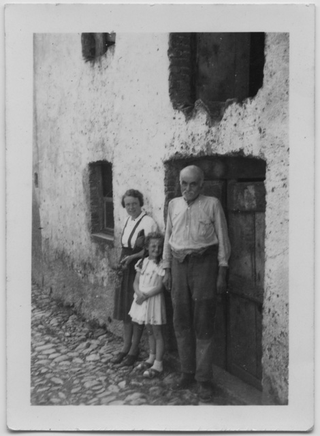 Gruppetto sulla porta di casa a Vaglio