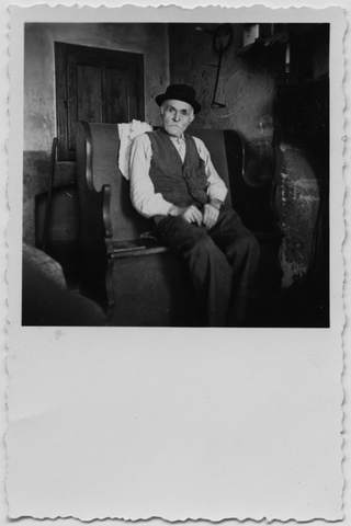 Uomo seduto al camino