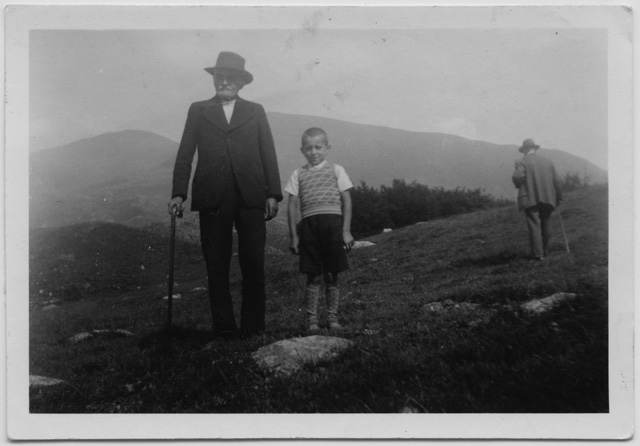 Uomo con bambino ai monti di Condra