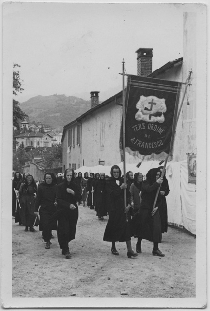 Donne alla processione del Corpus Domini
