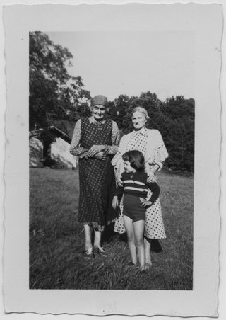 Donne con bambina in un prato