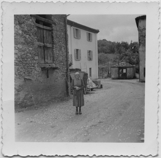 Donna con la gerla in via Cantonale a Vaglio