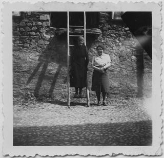 Due donne davanti a un fienile a Vaglio