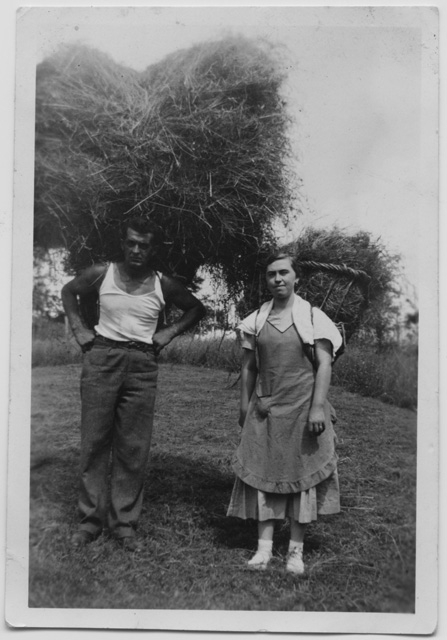 Coppia durante la fienagione nei campi di Vaglio