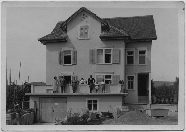 Famiglia davanti ad una casa