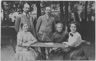 Famiglia Antonini-Torrazza in posa in giardino