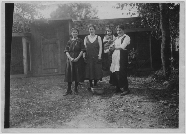 Donne in posa in un cortile a Corcelles