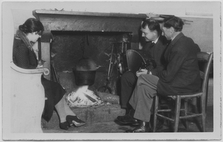 Lenj Antonini e Arturo Torrazza (a dx) davanti al camino di casa a Tesserete