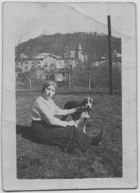 Lenj Antonini sopra a un prato con un cane in di Bügei a Tesserete