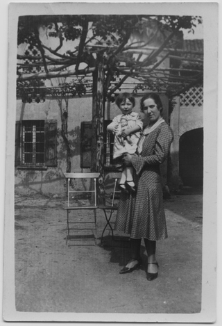 Lenj Antonini e Magda Torrazza sotto a un pergolato a Tesserete