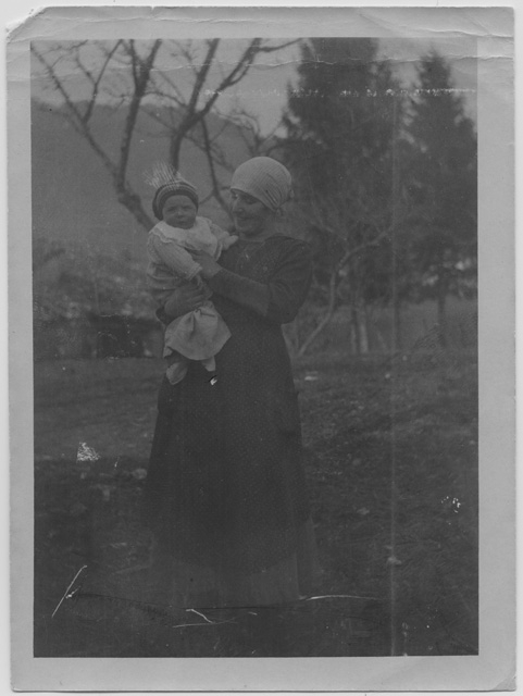 Lenj Antonini (a dx) e Delia "Titina" Torrazza nel quartiere in di Bügei a Tesserete