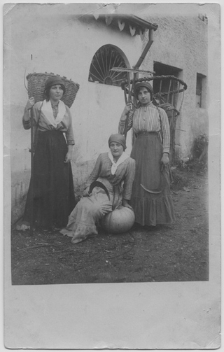 Donne in posa con utensili agricoli a Tesserete