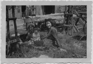 Delia "Titina" e Magda Torrazza con la cugina Annamaria Antonini in giardino a Tesserete