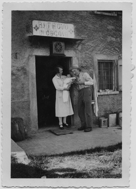 Mina e Alfredo Antonini con la figlia Annamaria sulla soglia del ritrovo di caccia a Condra