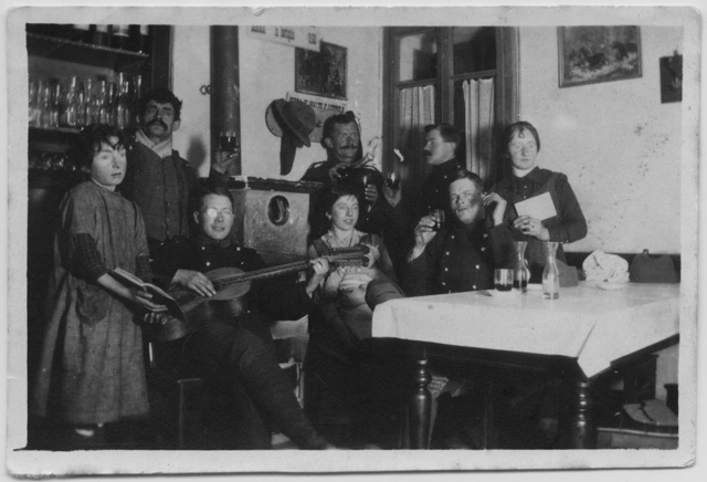 Gruppo al tavolo di un'osteria