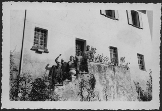 Gruppo di persone sulle scale