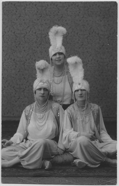 Vincitrici del premio come miglior travestimento di carnevale al Teatro Kursaal