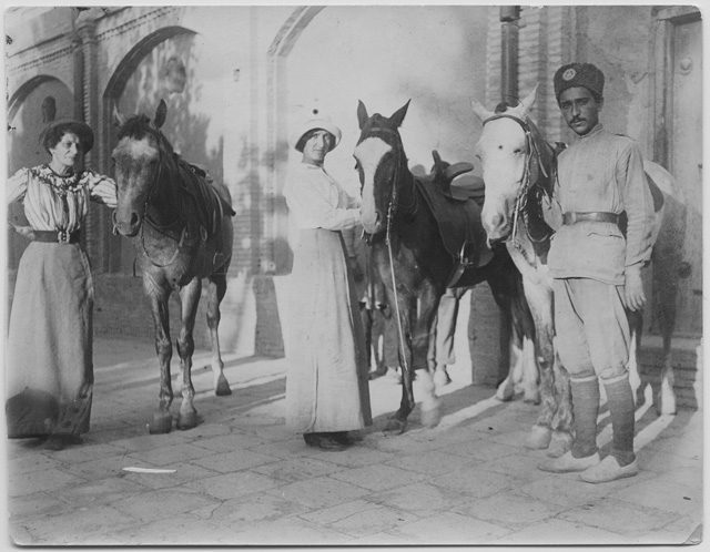 Armida Fraschina Antonini in posa con cavalli a Sultanabad