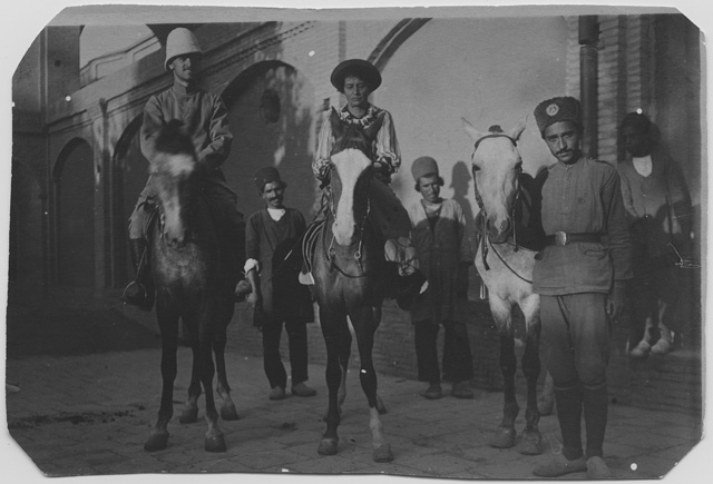 Gruppo in posa con cavalli a Sultanabad