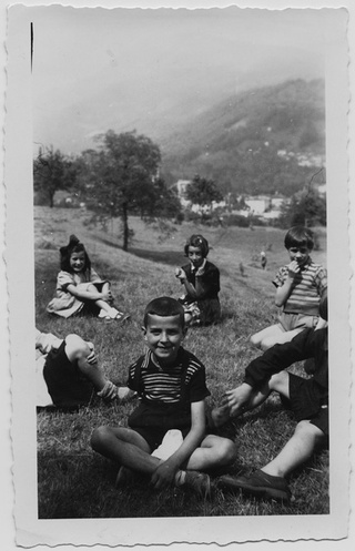 Bambini sopra a un prato nella campagna di Lugaggia