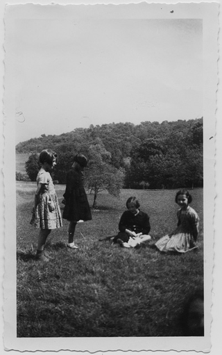 Bambine sopra a un prato nella campagna di Lugaggia