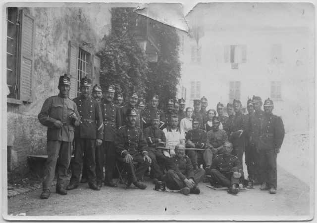 Lenj Antonini e Rosa Scalmanini in posa con compagnia di soldati