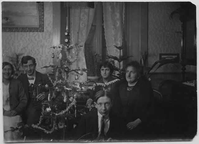 Famiglia in posa in salotto