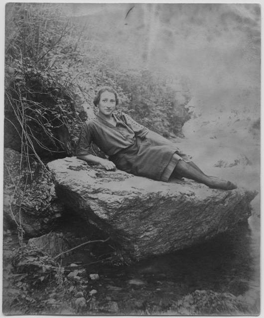 Rosa Scalmanini in posa sul fiume Cassarate