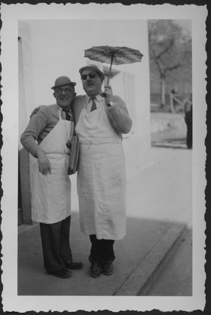 Due uomini in posa a carnevale