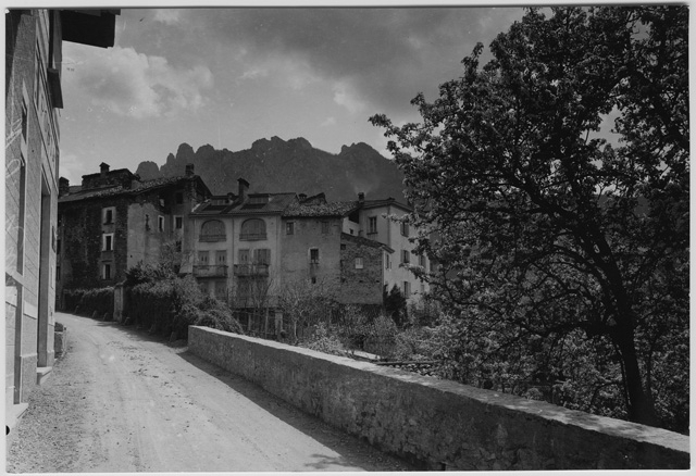 Veduta di Sonvico con i Denti della Vecchia