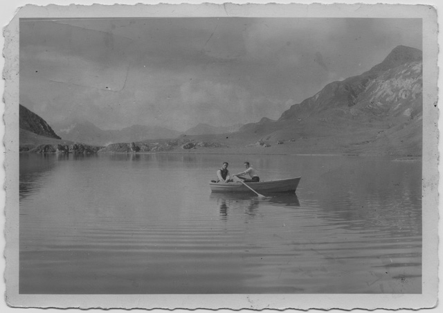 Uomini in barca sul lago Ritom