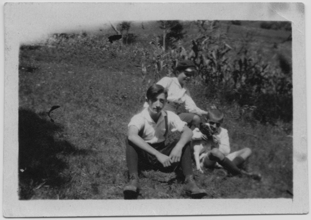 Remo Canonica con due amici su di un prato