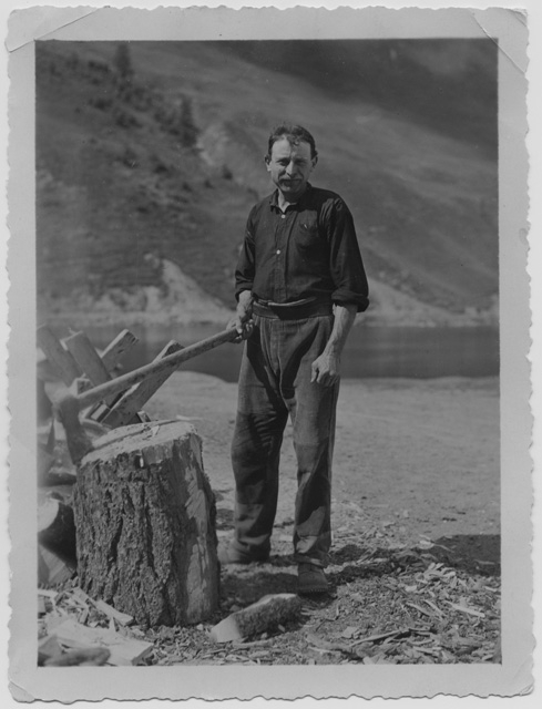 Taglialegna dell'albergo Piora a Ritom