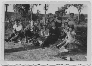 Famiglia durante un pranzo all'aperto